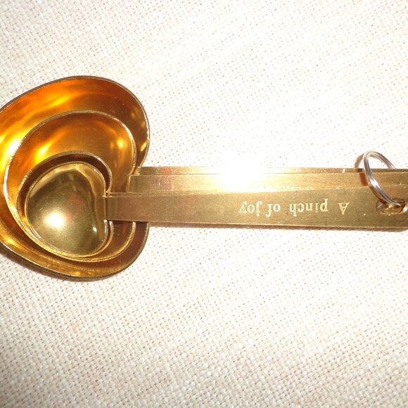 NEW Gold Heart Shaped Measuring Spoons/ Vtg. Glass PYREXRed Print Measuring Cup - Picture 12 of 16